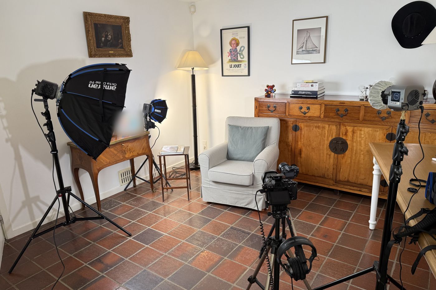 Caméra et éclairage installés pour une interview